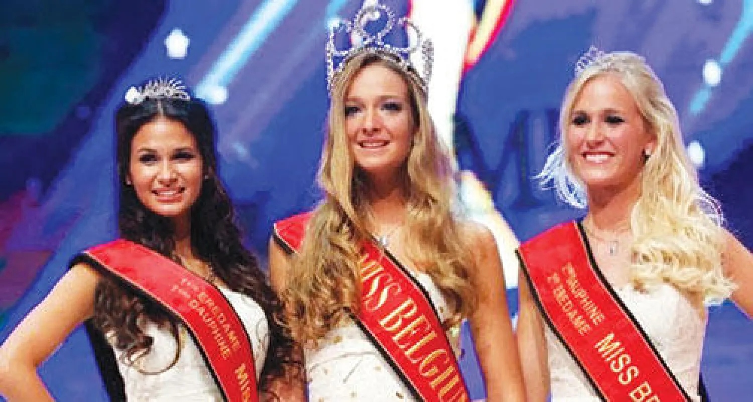 لورانسا لونجين تتوسط وصيفتيها عقب إعلان النتائج