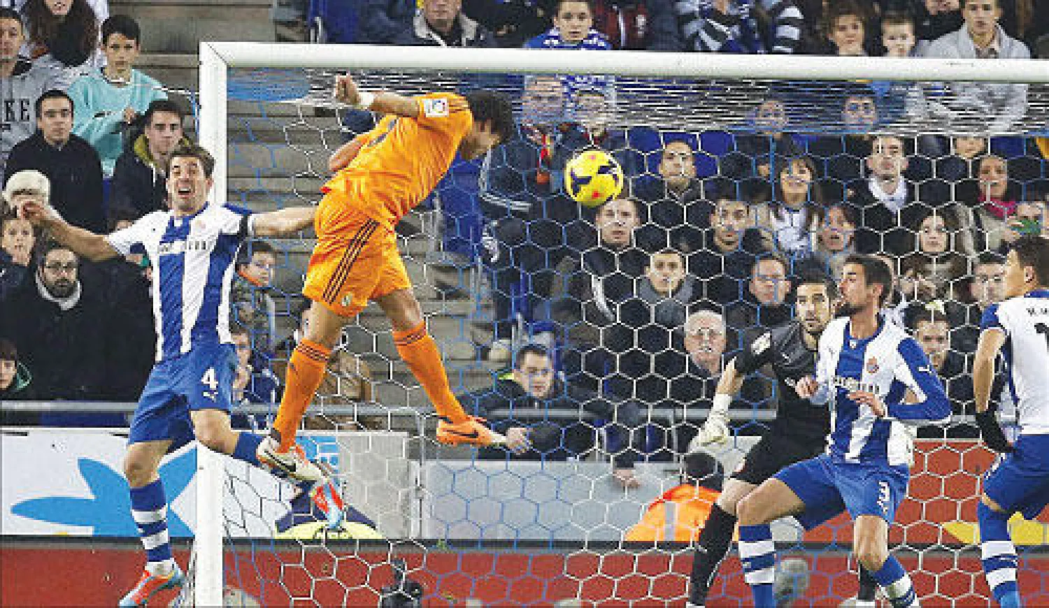 البرتغالي بيبي لاعب ريال مدريد (الثاني من اليسار) يسدد برأسه نحو مرمى إسبانيول مسجلا هدف الفوز لفريقه (إ.ب.أ)