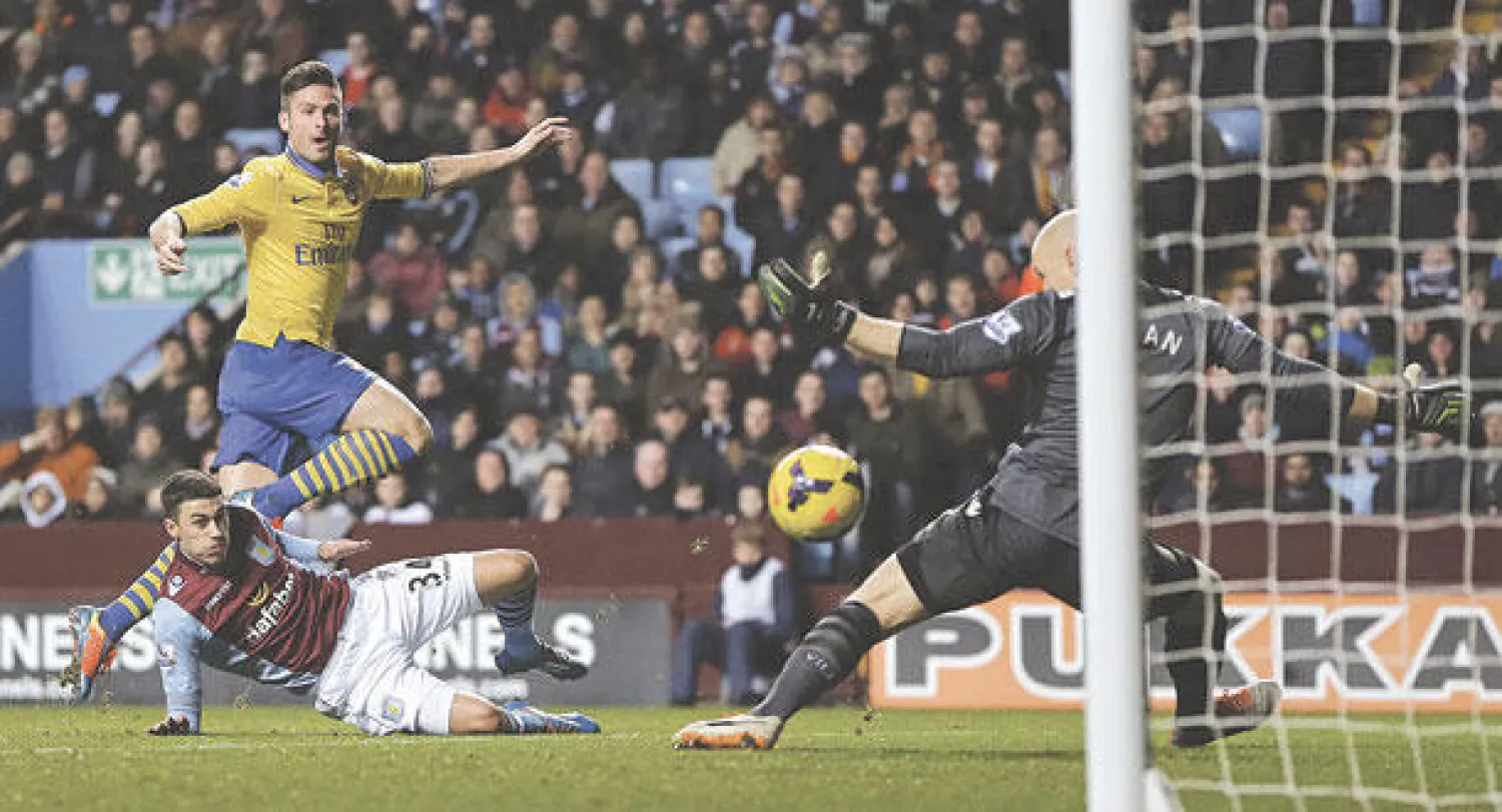 أوليفييه جيرو (الثاني من اليسار) يعزز فوز أرسنال بهدفه الثاني (أ.ف.ب)