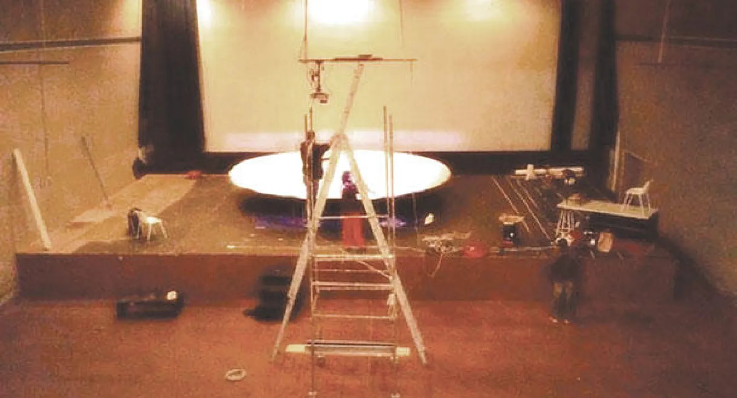 ورشة العمل أثناء تحضير المنصة