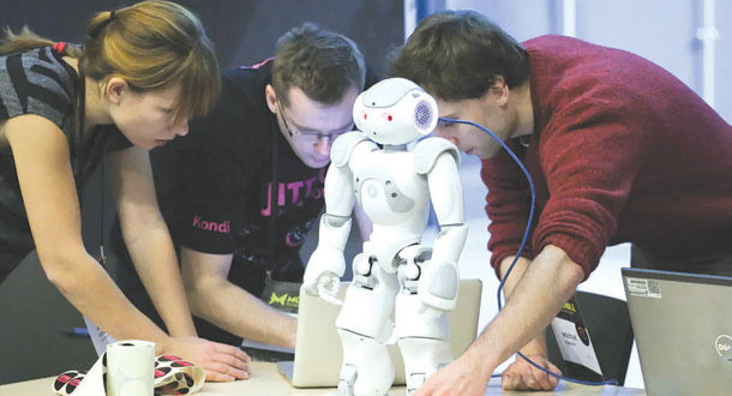 يمكن للروبوتات مكافحة الحرائق وإنقاذ الناس بعد وقوع حوادث أو كوارث طبيعية والبحث عن ألغام أرضية وربما السفر إلى المريخ (إ.ب.أ)