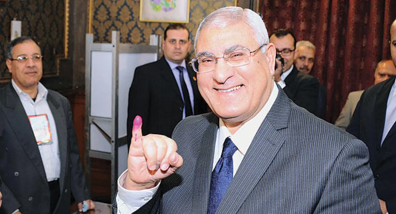 الرئيس المصري المؤقت المستشار عدلي منصور عقب إدلائه بصوته أمس  في ضاحية مصر الجديدة شرق القاهرة (أ.ف.ب)
