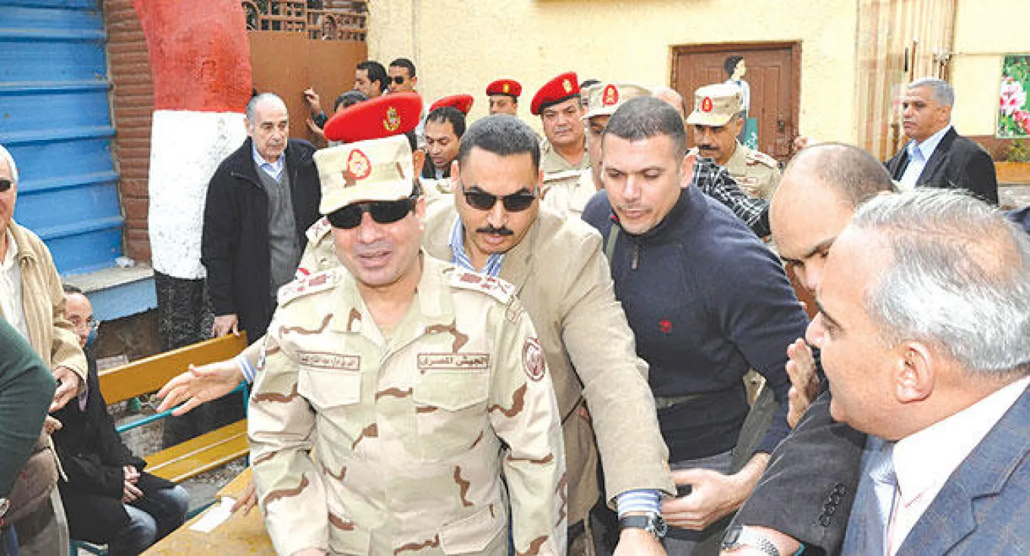 الفريق أول عبد الفتاح السيسي، وزير الدفاع المصري، خلال تفقده إحدى اللجان الانتخابية شرق القاهرة أمس (أ.ف.ب)