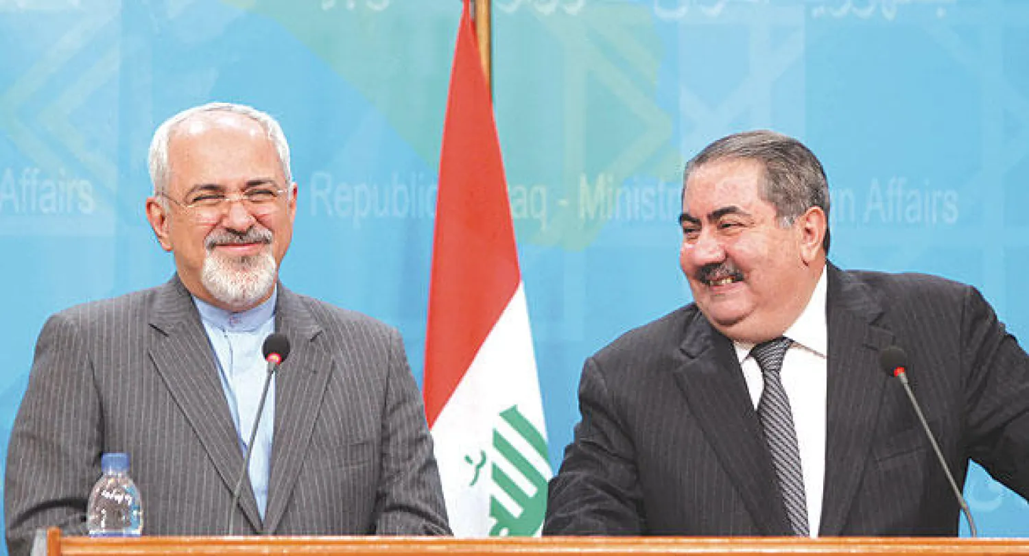 وزير الخارجية العراقي هوشيار زيباري ونظيره الإيراني محمد جواد ظريف  في مؤتمر صحافي مشترك في بغداد أمس (أ.ف.ب)