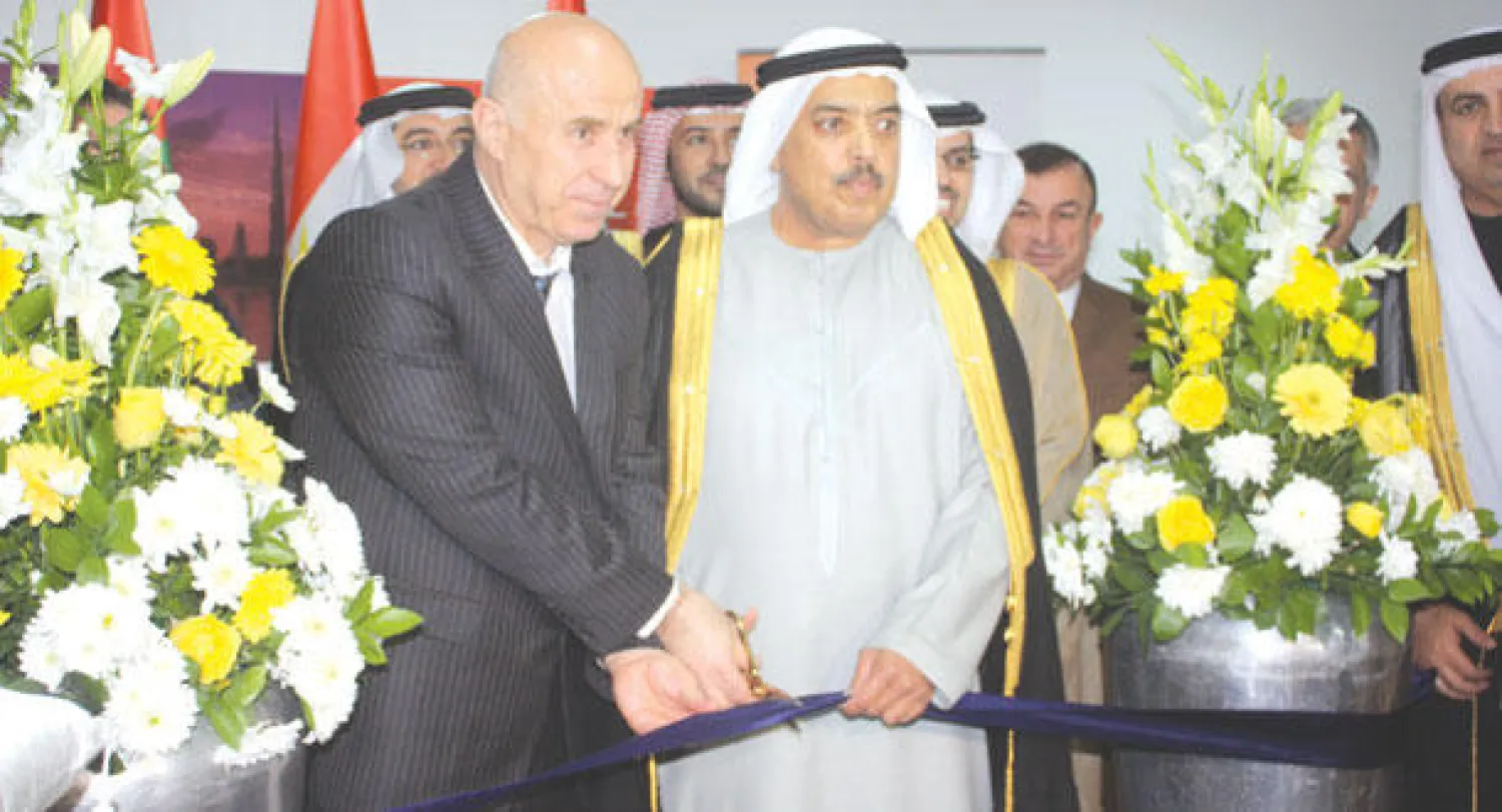 سيف عبد الرحمن الغريري رئيس مجلس إدارة غرفة تجارة وصناعة دبي ونوزاد هادي محافظ أربيل خلال افتتاح المعرض («الشرق الأوسط»)
