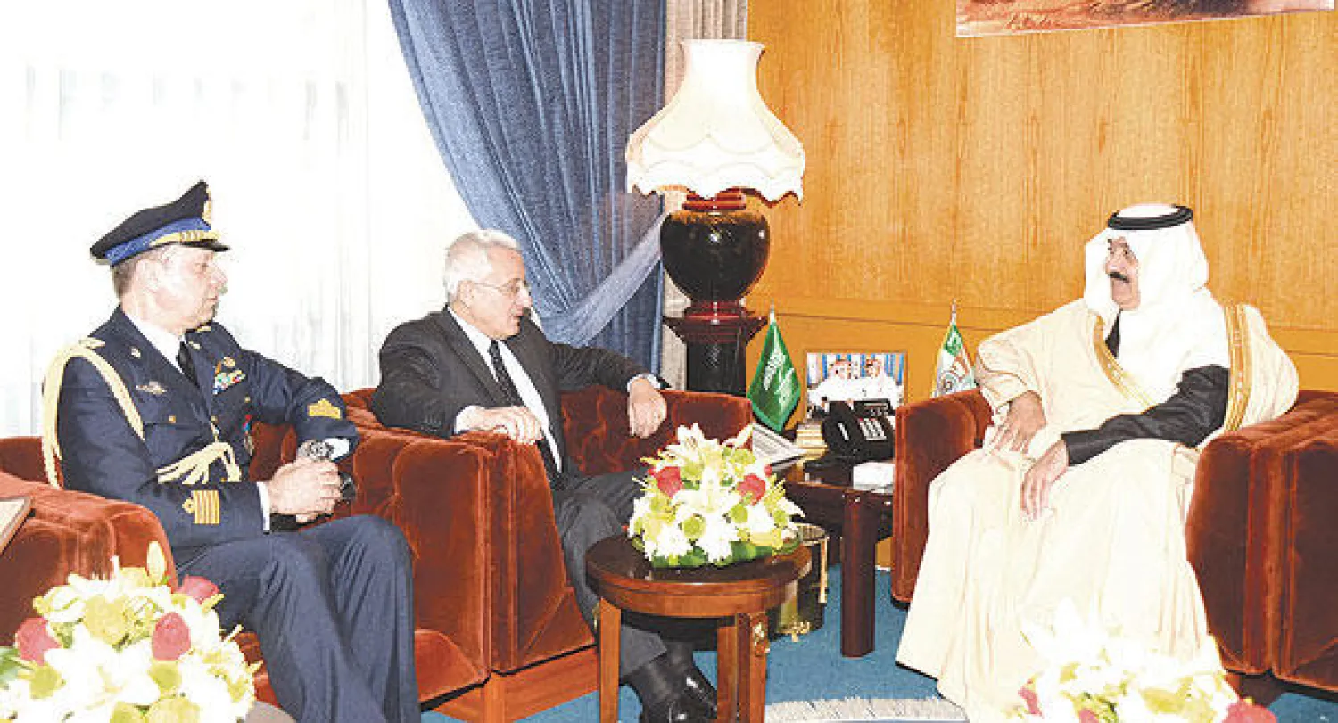 الأمير متعب بن عبد الله خلال لقائه السفير الإيطالي (واس)