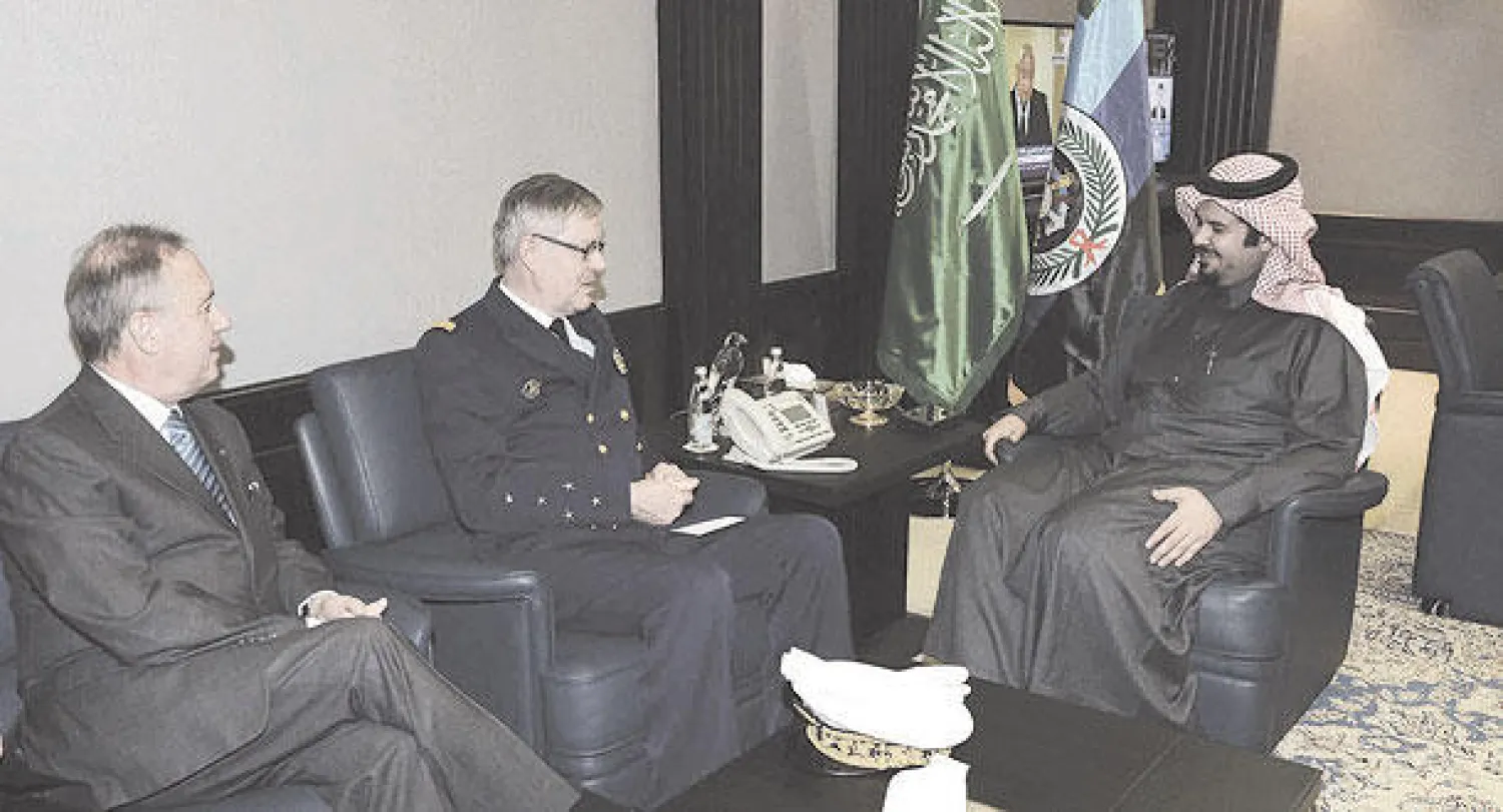 نائب وزير الدفاع السعودي لدى لقائه رئيس هيئة الأركان الفرنسية (واس)