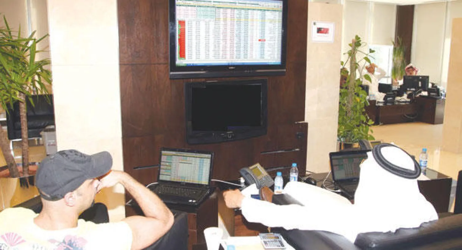 متعاملون في سوق الأسهم السعودية في إحدى صالات التداول في جدة («الشرق الأوسط»)