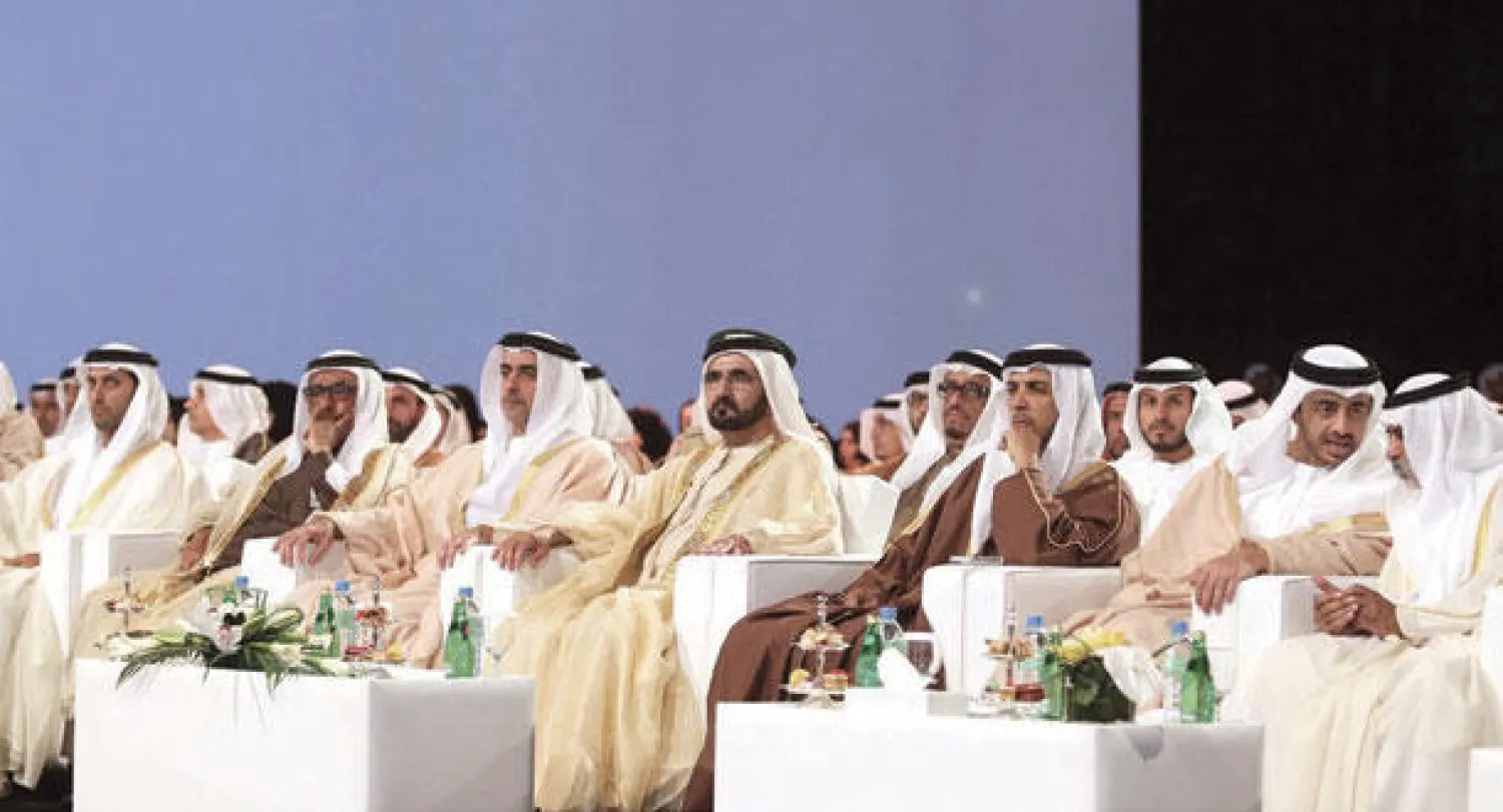 الشيخ محمد بن راشد يتوسط الحضور خلال إعلان الأجندة الوطنية للإمارات («الشرق الأوسط»)