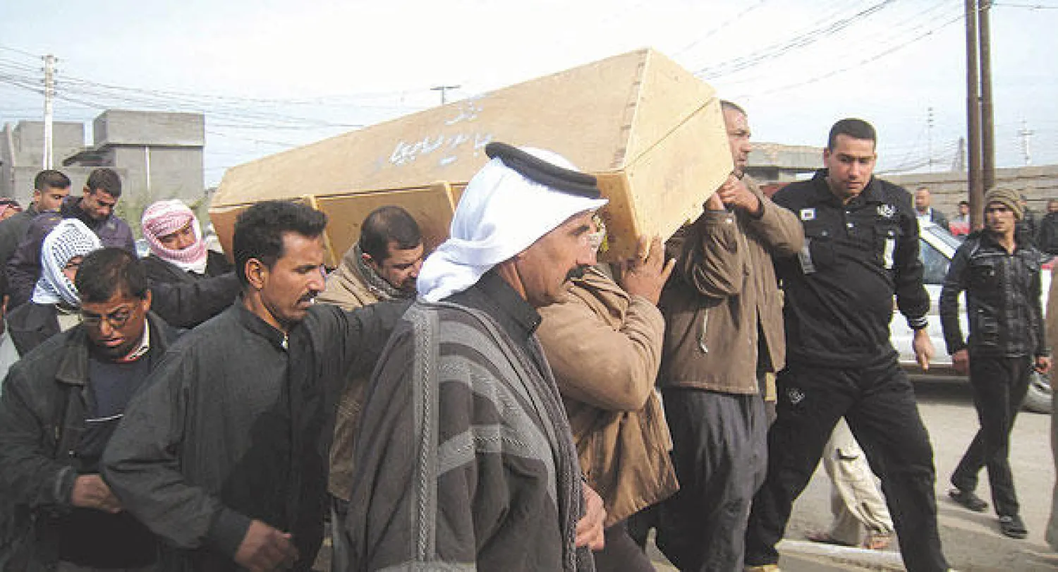 جانب من تشييع أحد ضحايا الاحداث في الفلوجة أمس (أ.ب)