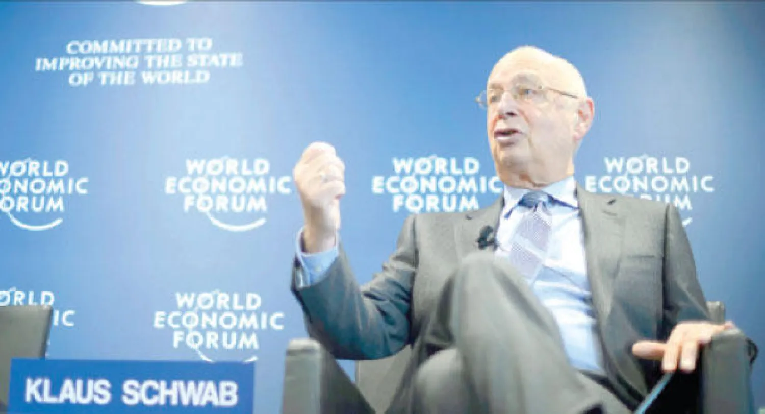 الرئيس المؤسس للمنتدى الاقتصادي العالمي كلوس شواب متحدثا في مؤتمر صحافي أمس (إ.ب.أ)