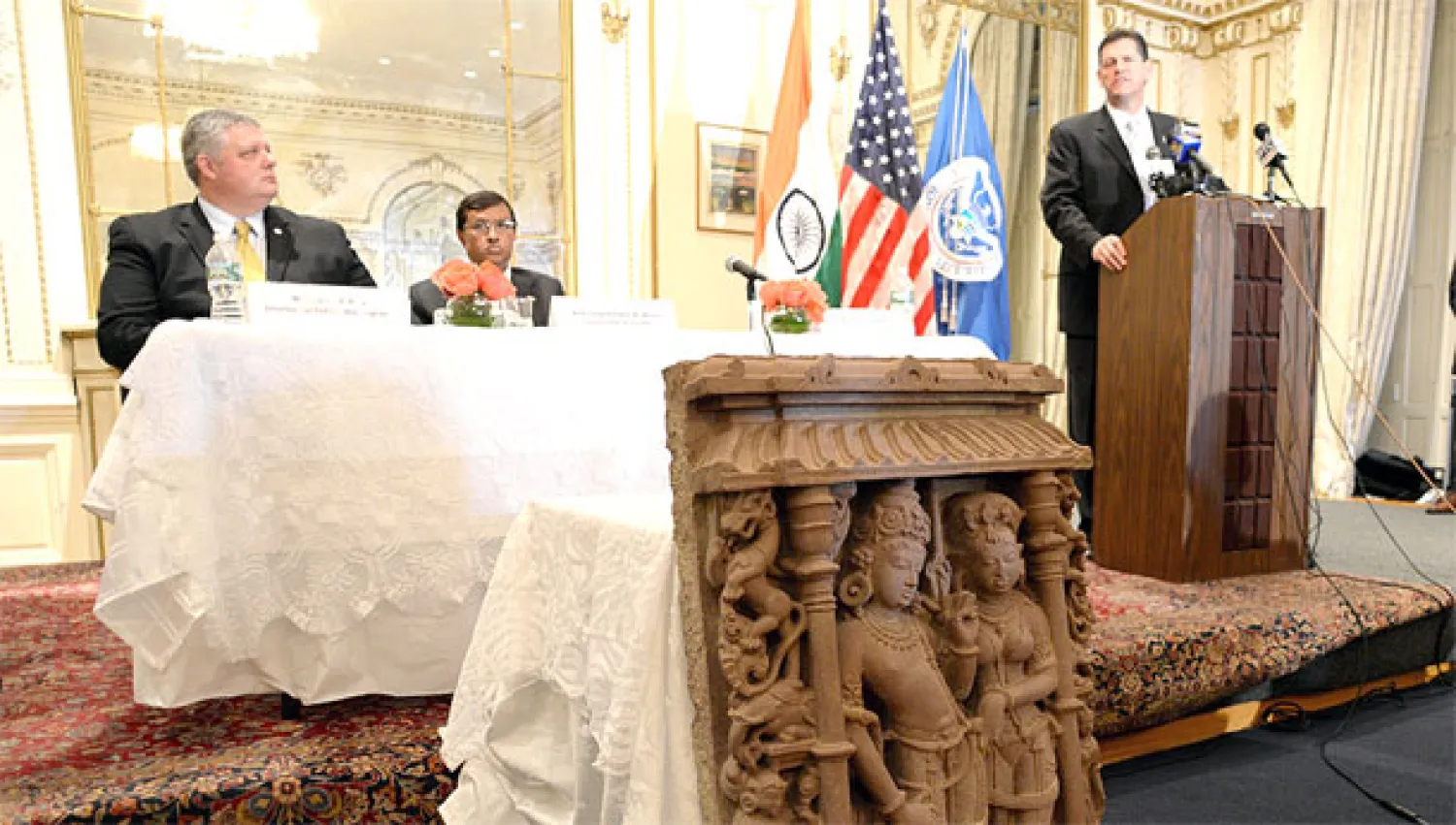 جيمس دينكينز مساعد الرئيس التنفيذي لادارة التحقيقات الامنية والقنصل العام الهندي دنيانيشوار إم. مولاي خلال مراسم حفل إعادة التماثيل بالقنصلية أمس (أ.ف.ب)