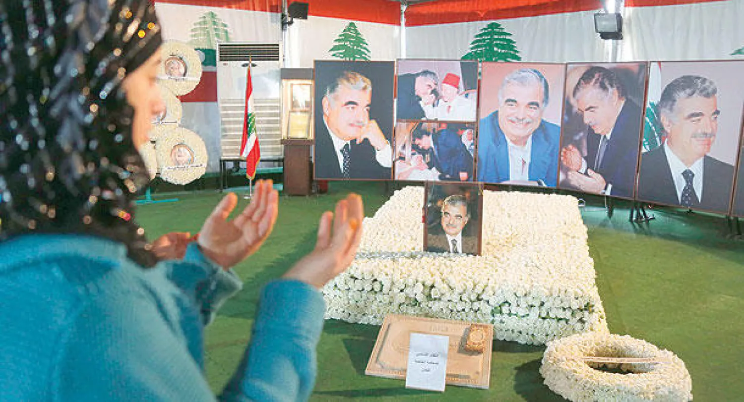 لبنانية تقرأ الفاتحة عند قبر الراحل رفيق الحريري في بيروت أمس (رويترز)