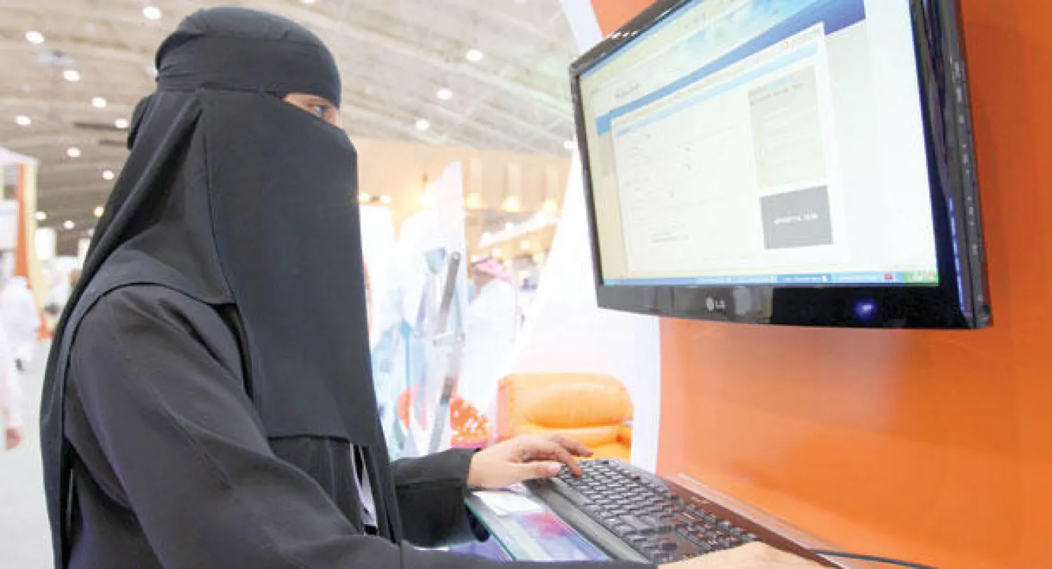 تؤكد الإحصاءات أن 51 في المائة من مستخدمي الإنترنت في السعودية يستخدمون شبكات التواصل يوميا («الشرق الأوسط»)