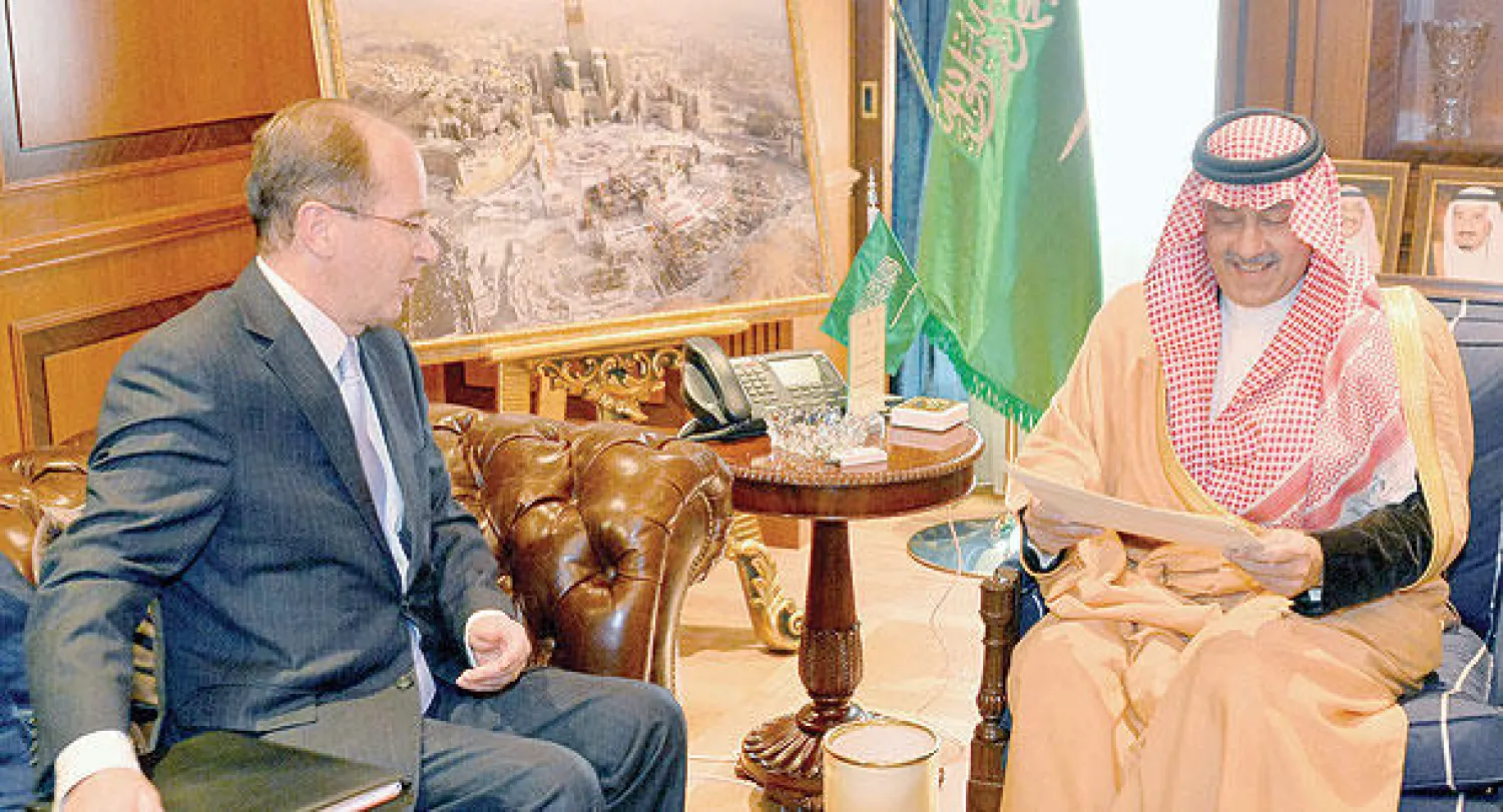الأمير عبد العزيز بن عبد الله لدى استقباله سفير نيوزيلندا الجديد لدى السعودية في الرياض أمس (واس)