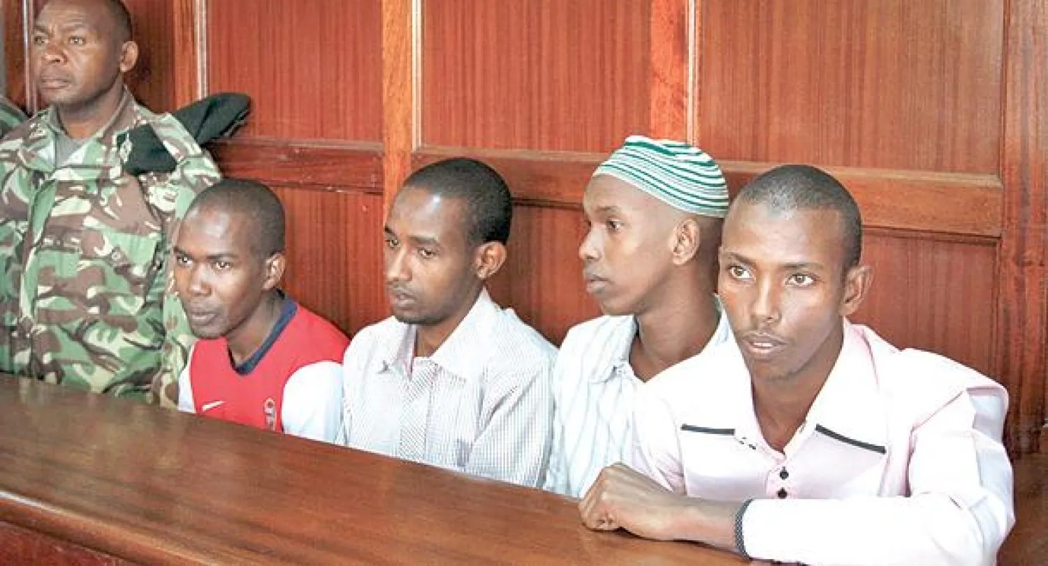 المتهمون الأربعة بدعم منفذي الهجوم على مركز «ويستغيت»، وهم (من اليمين): محمد أحمد عبدي، وليبان عبد الله عمر، وآدن عبد القادر، وحسين مصطفى، أثناء مثولهم أمام المحكمة في نيروبي، أمس (أ.ب)