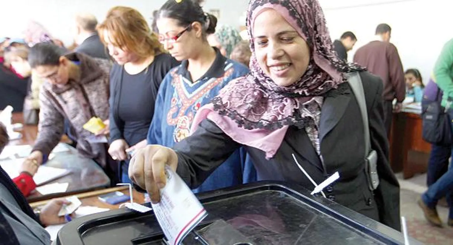 مصريات خلال إدلائهن بأصواتهن أمس في اليوم الأخير للاستفتاء على الدستور الجديد في إحدى اللجان شرق القاهرة (إ.ب.أ)