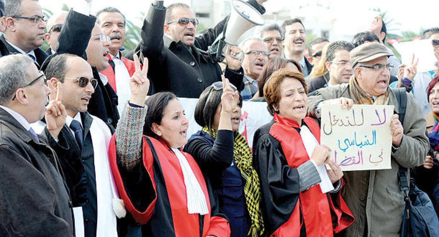قضاة تونسيون في مظاهرة احتجاجية أمام مقر البرلمان مطالبين باستقلالية القضاء أمس (أ.ف.ب)