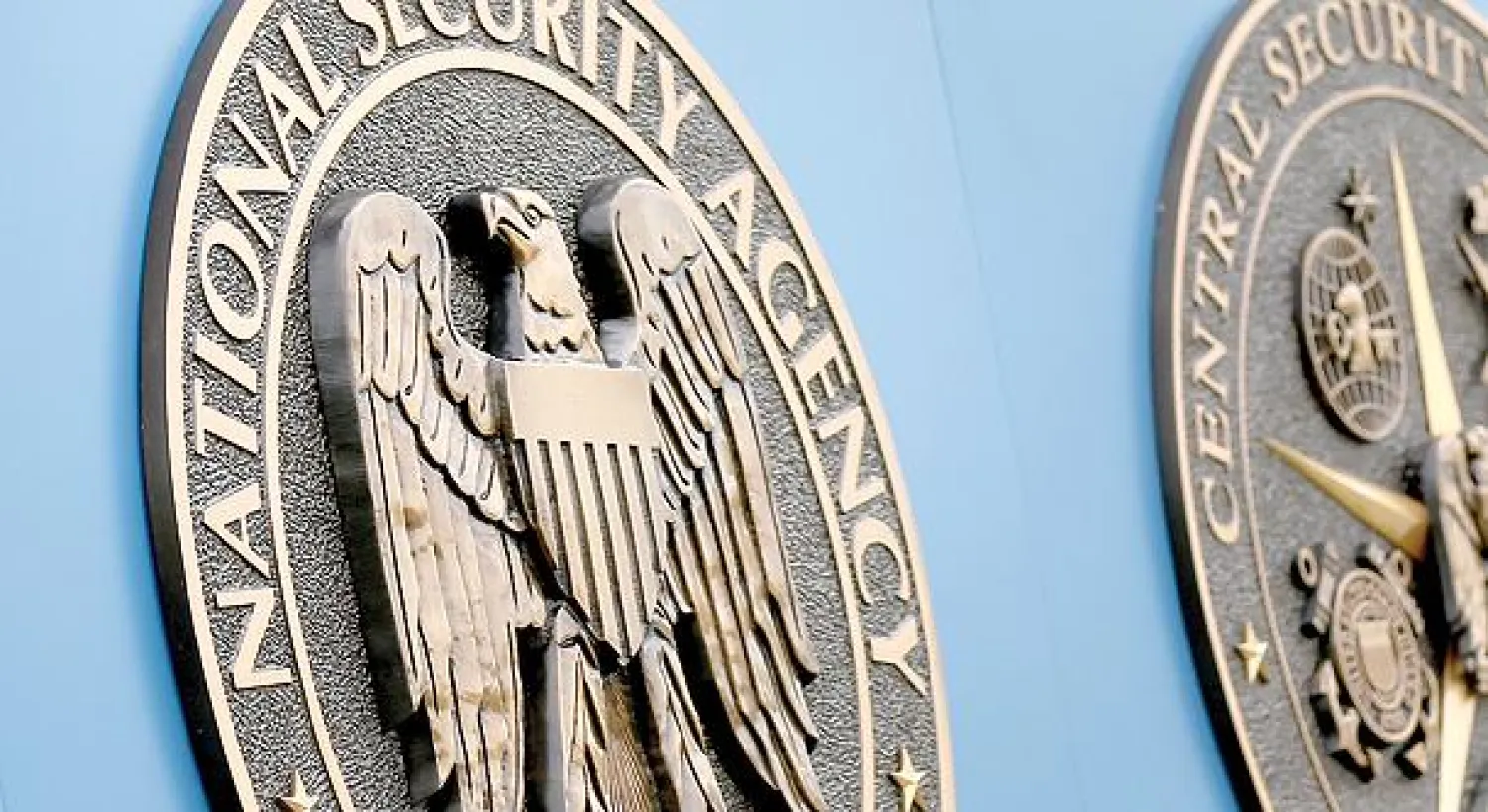 شعار «وكالة الأمن القومي» خارج مقرها في فورت ميد بولاية ميريلاند (أ.ب)