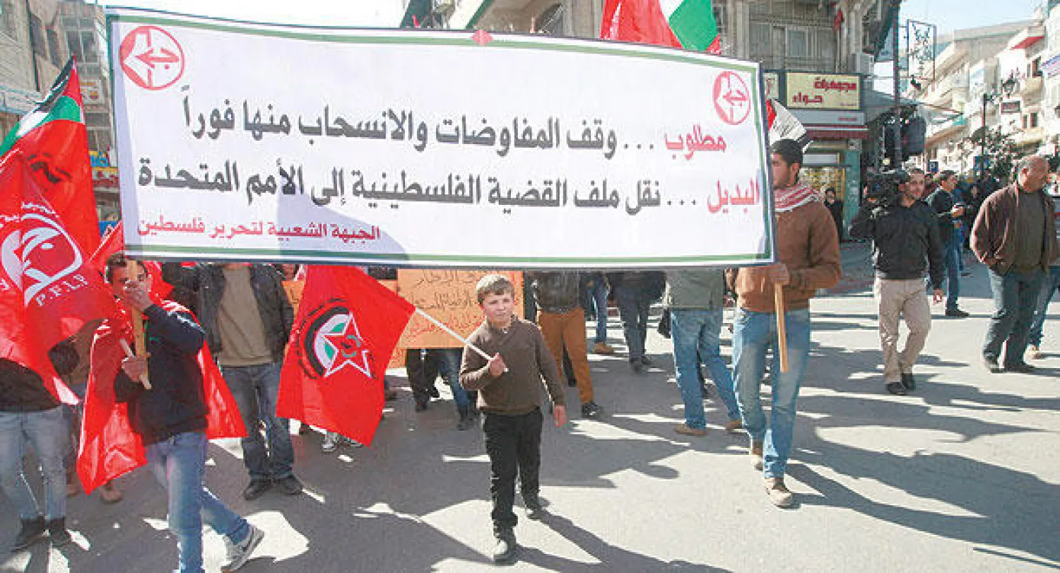 فلسطينيون يتظاهرون في رام الله أمس احتجاجا على مفاوضات السلام مع الإسرائيليين (أ.ب)