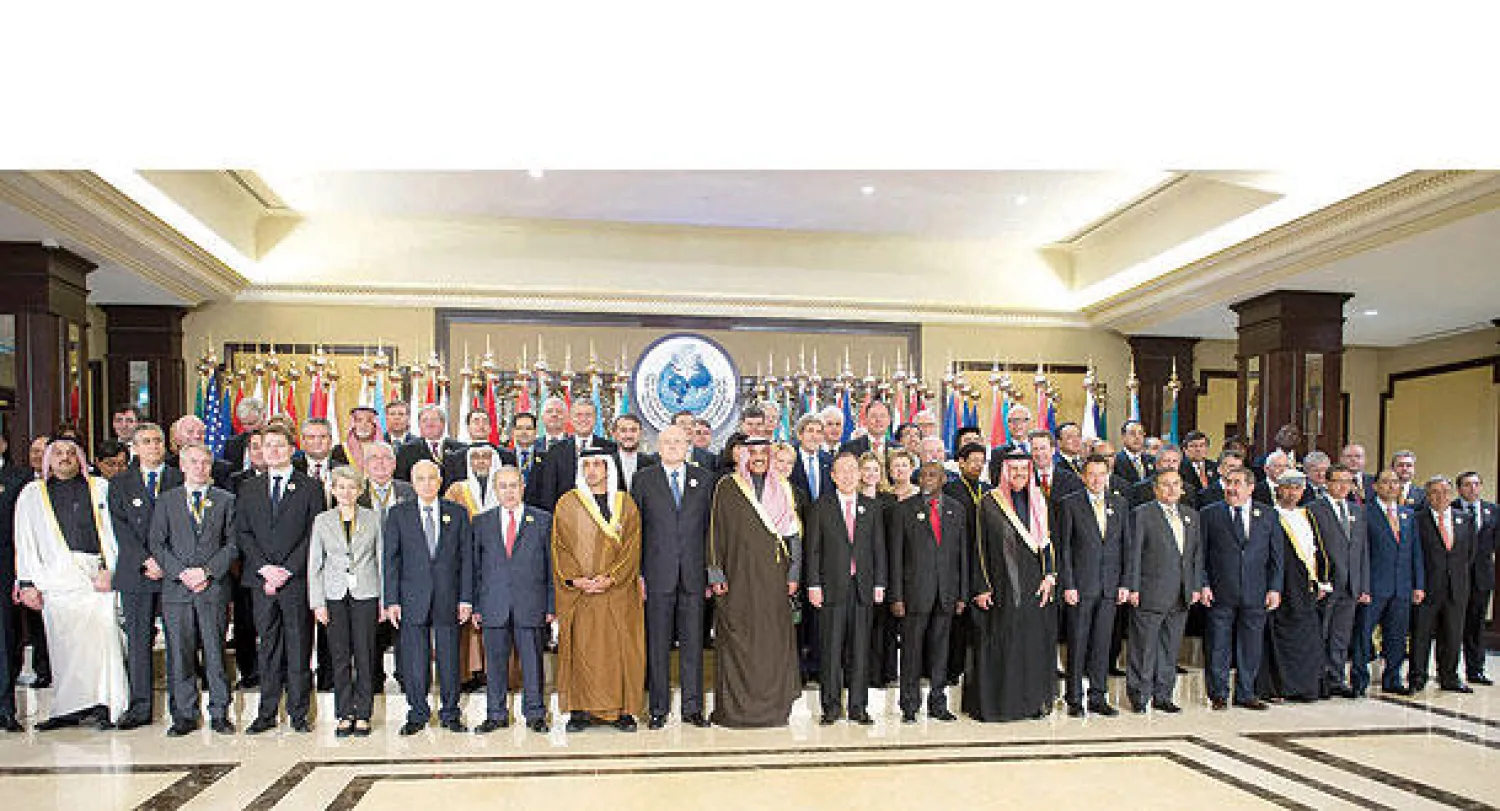 صورة جماعية  للمشاركين في مؤتمر المانحين لدعم اللاجئين السوريين في الكويت أمس (رويترز)