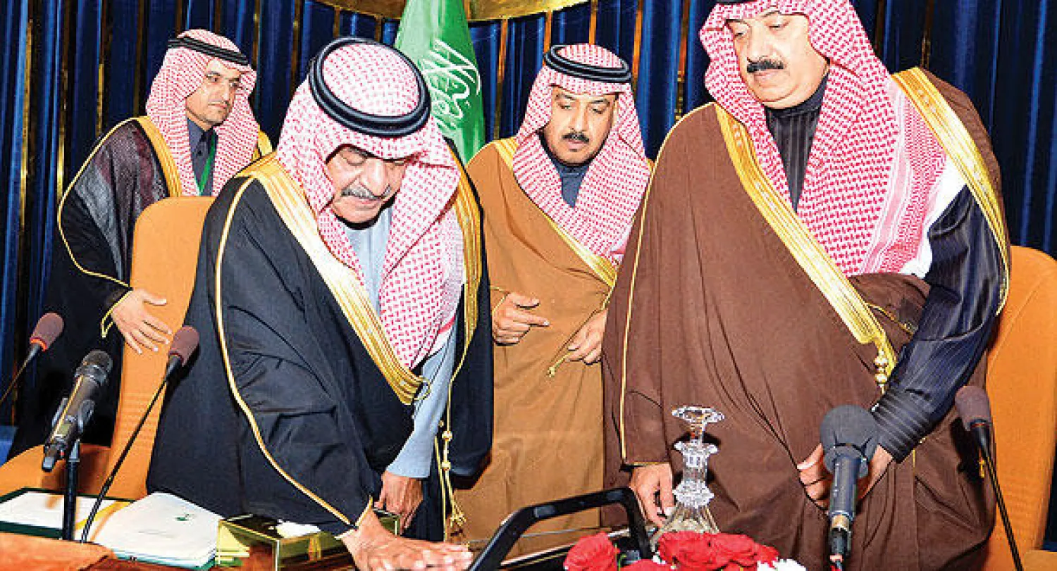 الأمير مقرن بن عبد العزيز لدى تدشينه مشروع مؤسسة خادم الحرمين الشريفين العالمية للأعمال الإنسانية لرعاية مرضى الكلى في الرياض أمس (واس)