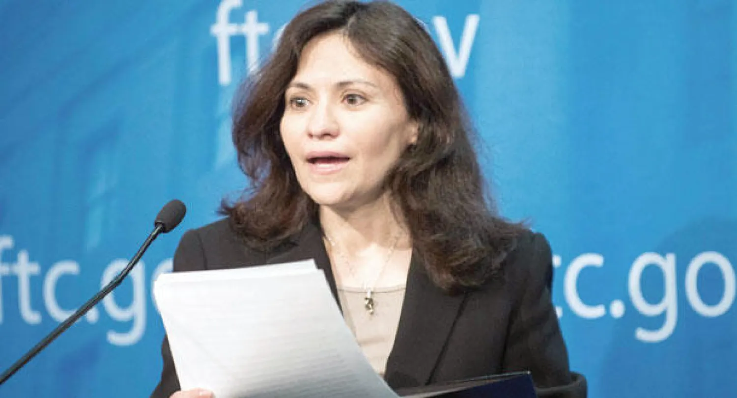 إديث راميريز رئيسة هيئة التجارة الاتحادية خلال المؤتمر الصحافي في مقر الهيئة في واشنطن وأعلنت فيه موافقة شركة «أبل» على دفع التعويضات (أ.ف.ب)