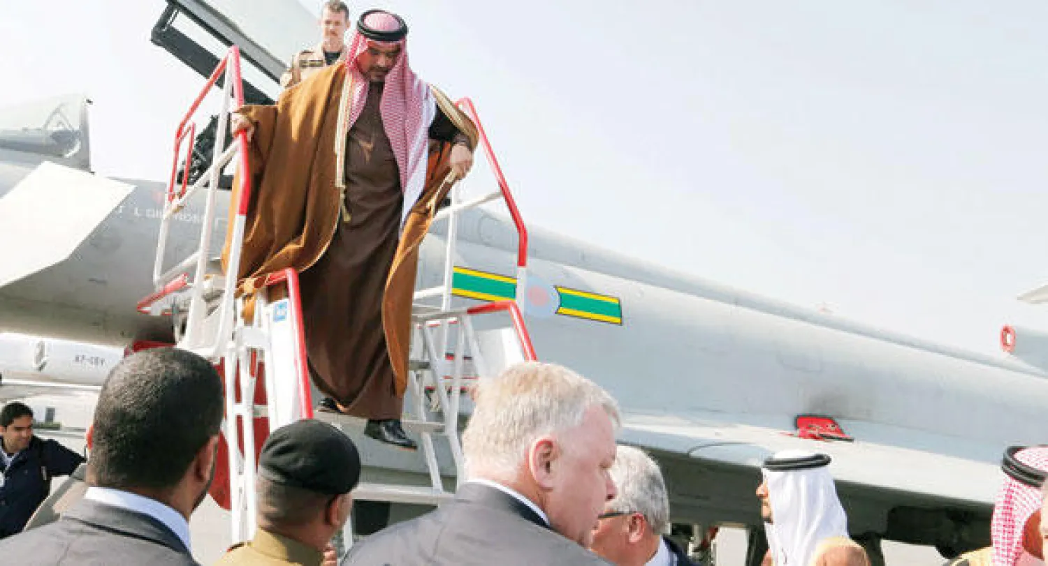 الأمير سلمان آل خليفة ولي عهد البحرين خلال تدشين معرض البحرين للطيران في الصخير أمس (رويترز)