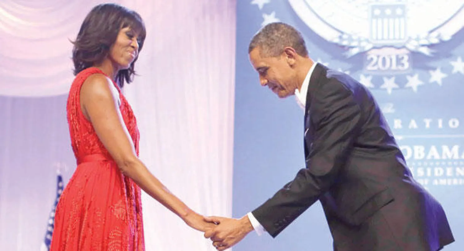 باراك أوباما ينحني لزوجته ميشيل أثناء الحفل الراقص الذي أقيم بمناسبة إعادة انتخابه (أ.ب)