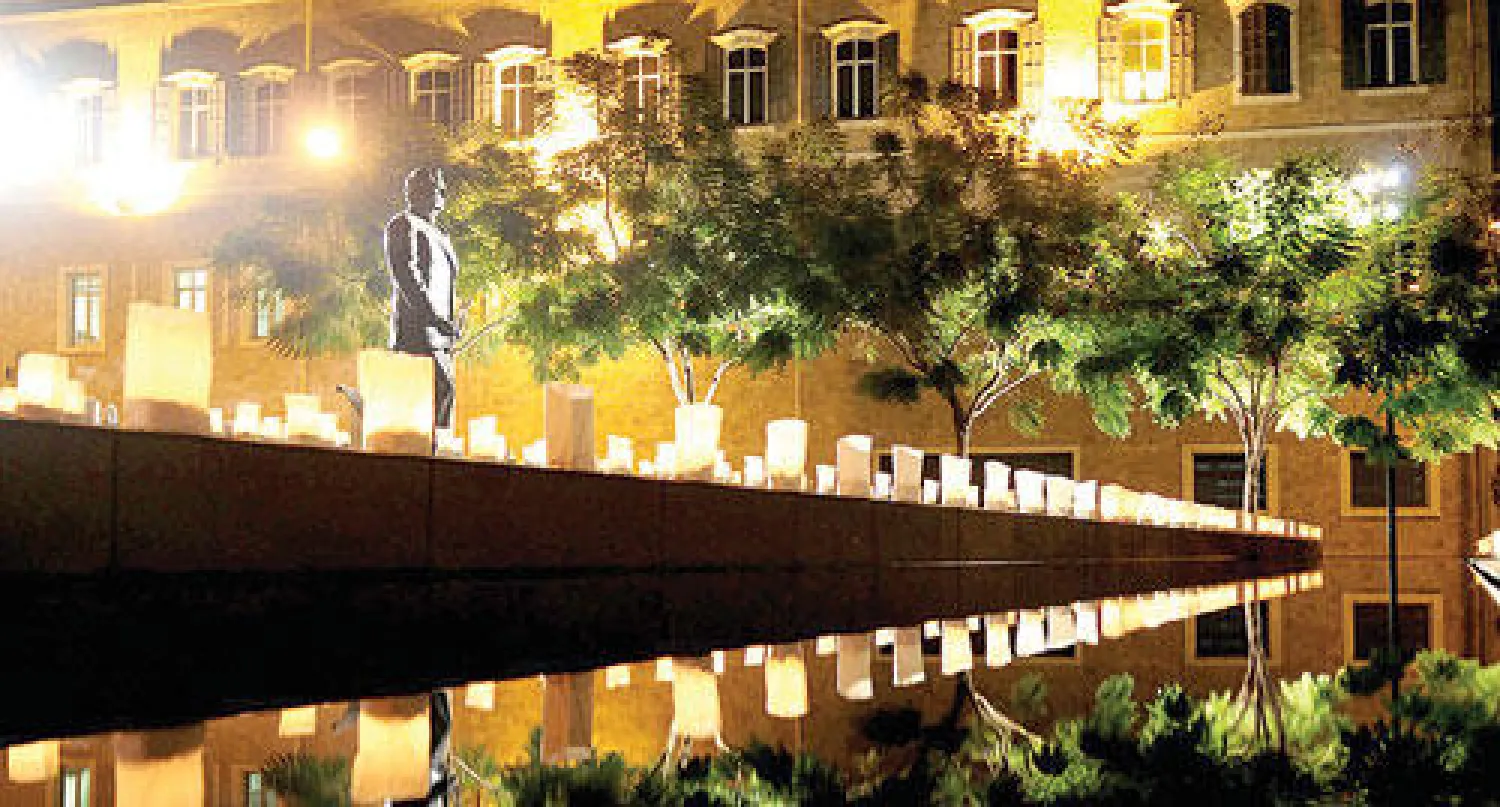 اضيت الشموع بالقرب من مجسم للراحل رفيق الحريري وسط بيروت أمس