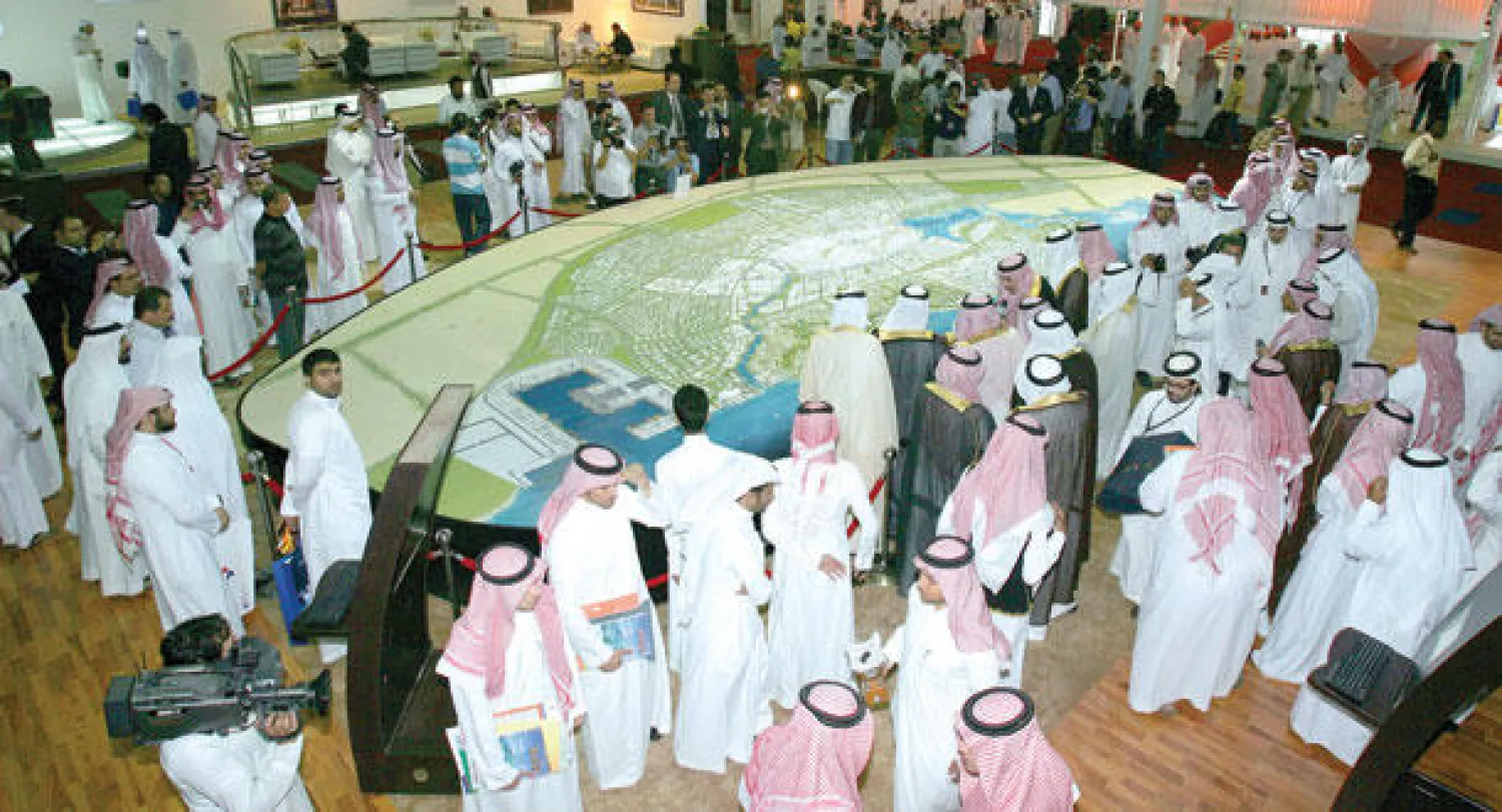 تسعى السعودية لرفع حصة مشاركة القطاع الخاص عبر دعم الأنشطة العقارية والتجارية بمزيد من القوانين («الشرق الأوسط»)
