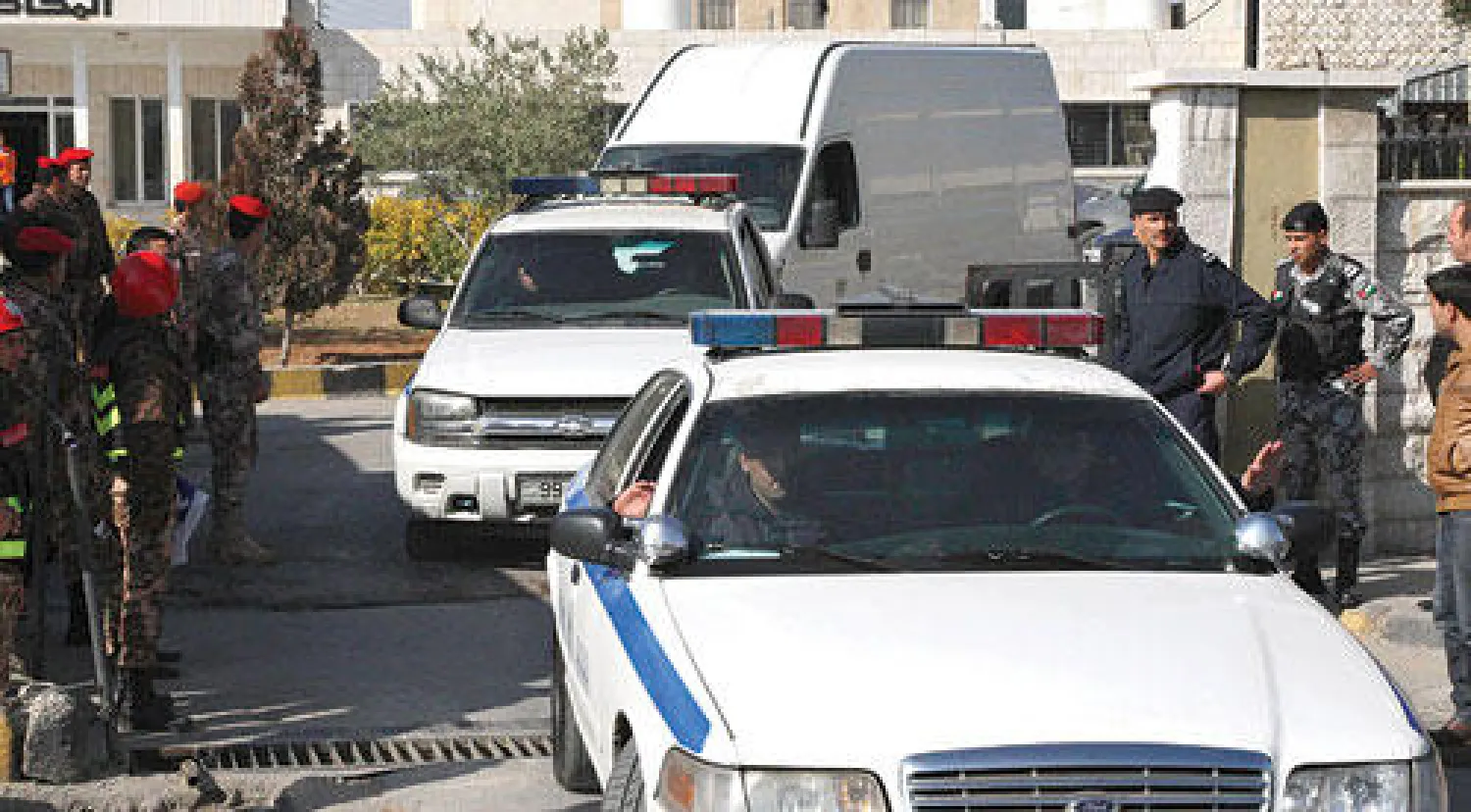 عناصر الشرطة أمام أحد المقرات التي يحاكم فيها أبو قتادة في عمان أمس (رويترز)