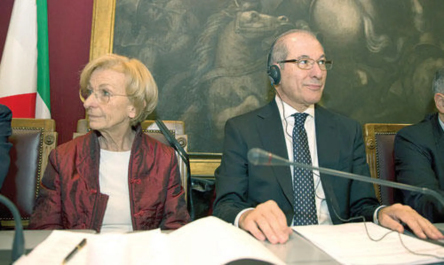 أحمد أوزومجو مع  وزيرة خارجية ايطاليا خلال اللقاء الذي بحث موضوع السلاح الكيماوي السوري في العاصمة الايطالية روما أمس (أ.ب)