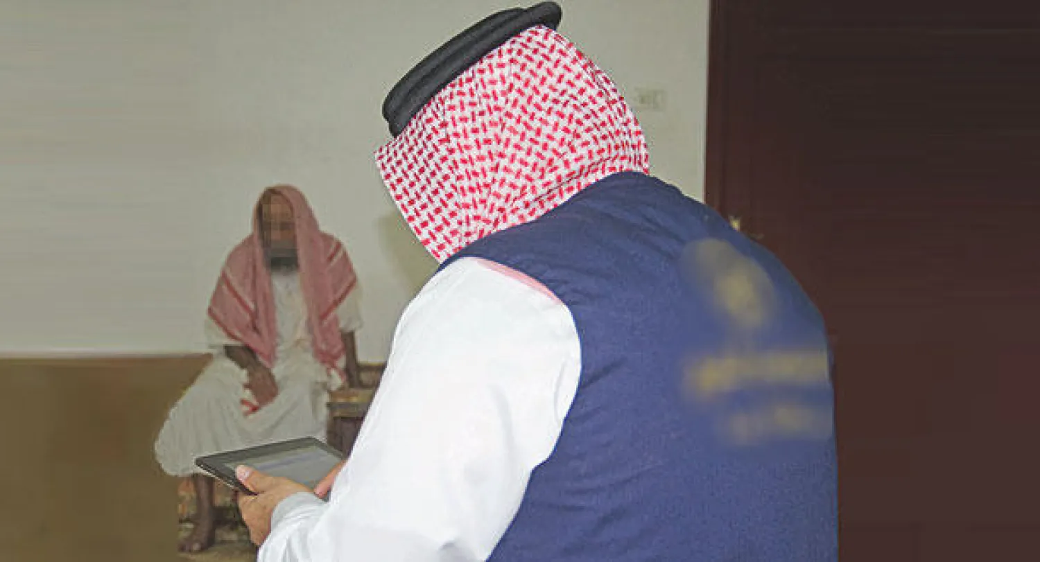 مستخدمو برامج المحادثات على الهواتف الذكية يستقبلون سيلا من الرسائل الداعية إلى التبرع من أشخاص وهميين («الشرق الأوسط»)