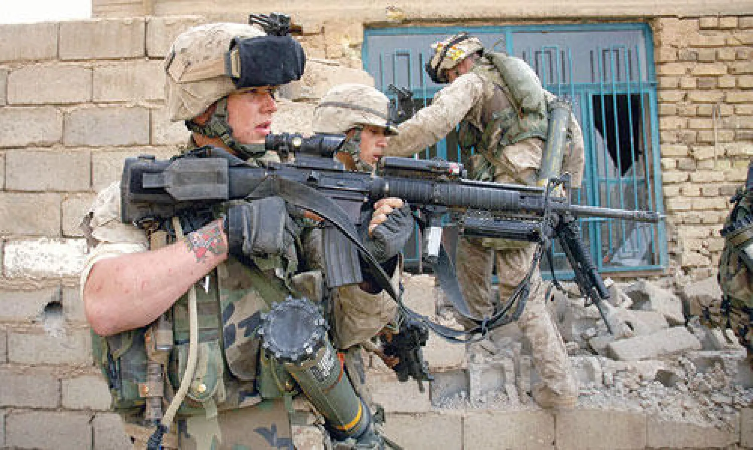 قوات المارينز في مدينة الفلوجة بعد الاحتلال الأميركي ({نيويورك تايمز})