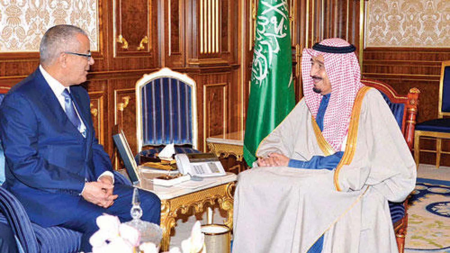 الأمير سلمان بن عبد العزيز لدى استقباله رئيس الوزراء الليبي في الرياض أمس (واس)