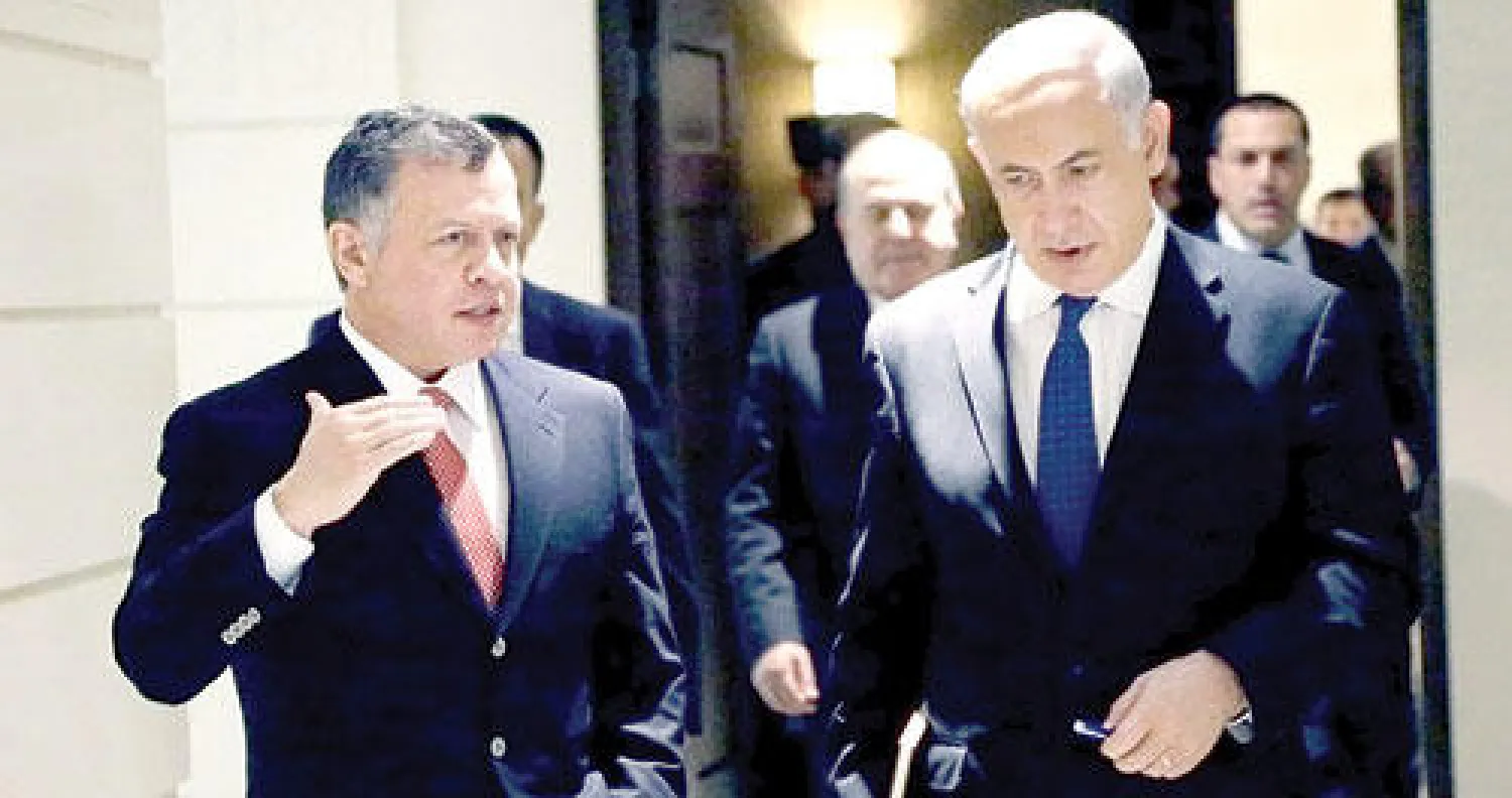 العاهل الأردني الملك عبد الله الثاني لدى استقباله رئيس الوزراء الاسرائيلي في عمان أمس (أ.ب)