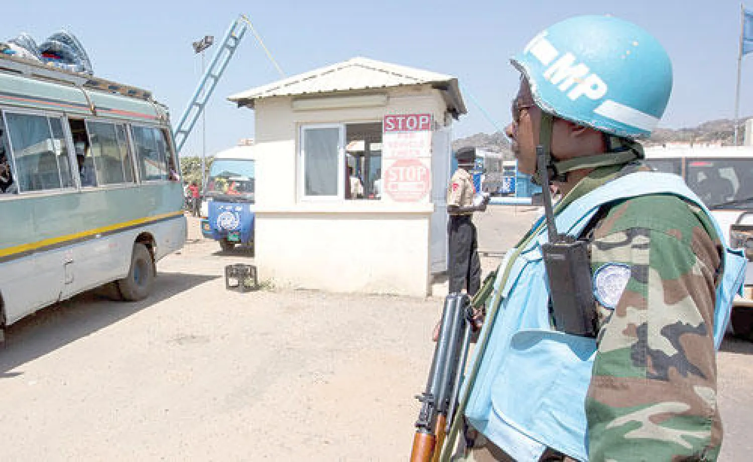 حافلة تقل فارين من الحرب قرب نقطة للأمم المتحدة في منطقة بور بجنوب السودان (إ. ب. أ)