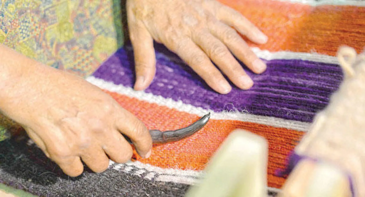 مكيدة بنت عبد الله الرويلي المعروفة بأم عازب تبلغ من العمر 55 سنة فقدت بصرها في سن السابعة من عمرها (واس)