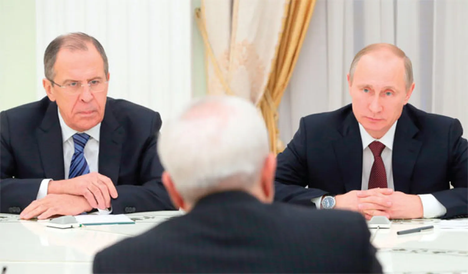 الرئيس الروسي فلاديمير بوتين ووزير خارجيته سيرغي لافروف أثناء اجتماعهما مع وزير الخارجية الإيراني جواد ظريف في موسكو أمس. وتطرقت المحادثات إلى الوضع في سوريا قبل أقل من أسبوع من انعقاد مؤتمر «جنيف »2 (أ.ب)