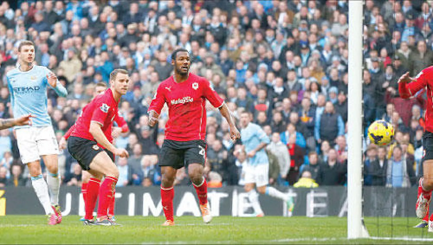 البوسني اوين دزيكو الثاني من اليسار يفتتح أهداف سيتي (رويترز)