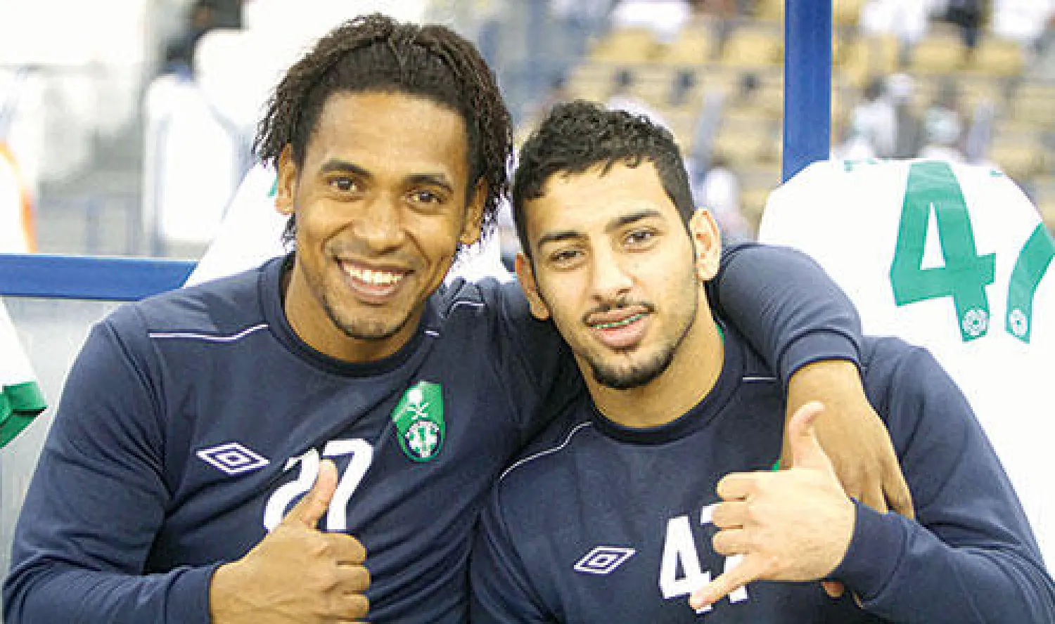 أوليفيرا مع مصطفى بصاص على مقاعد البدلاء في مباراة الهلال الأخيرة