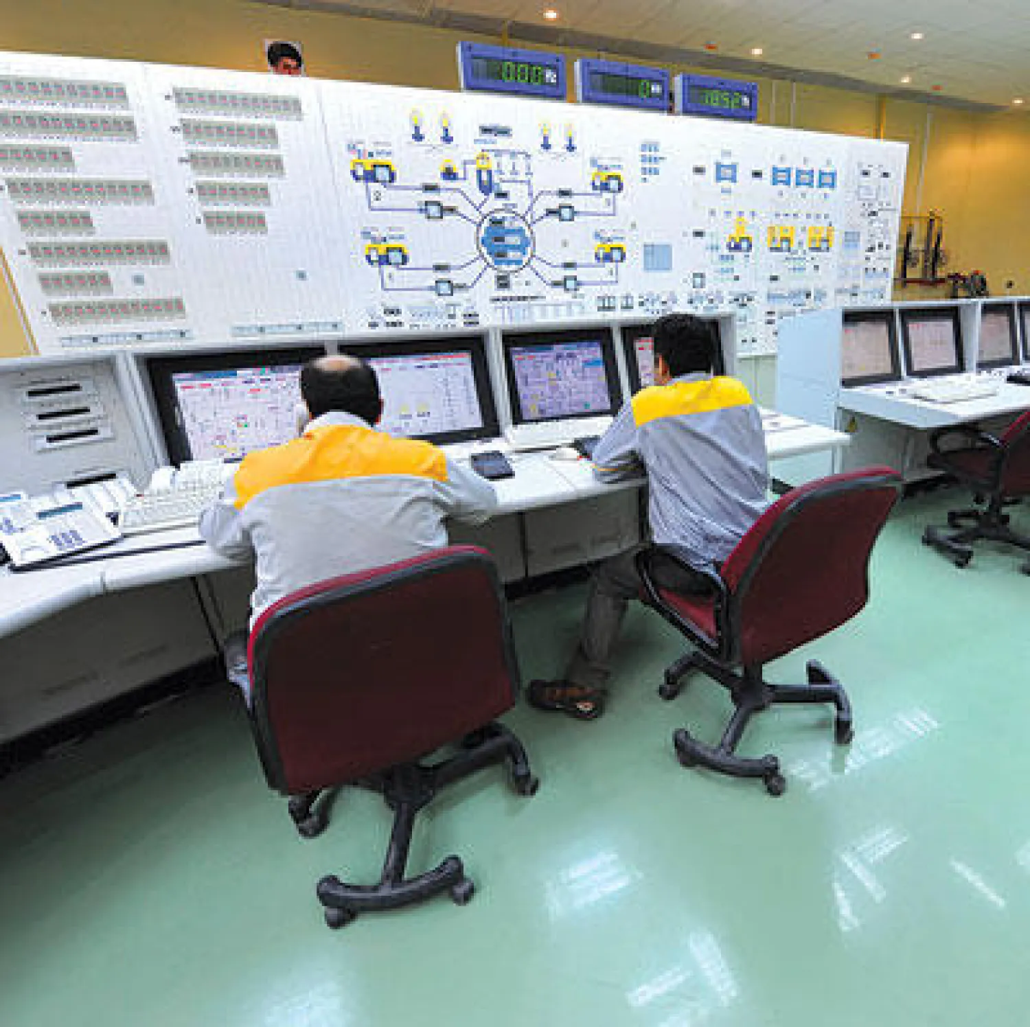  فنيان في مركز بوشهر النووي (أ.ب) 