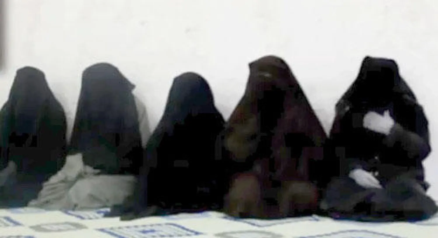 «داعش» يستخدم النساء في «حرب إعلامية» مع «الحر»