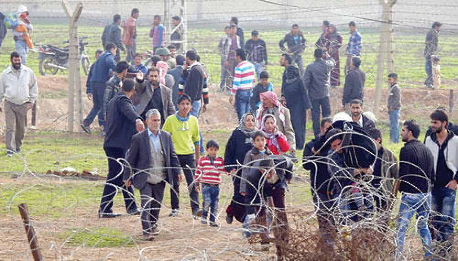 سوريون يعبرون الحدود إلى تركيا هربا من احتدام القتال بين قوات النظام والمعارضة المسلحة (رويترز)