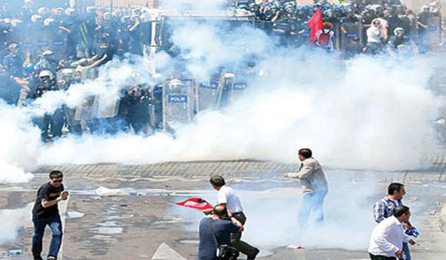 أطلقت الشرطة التركية الغاز المسيل للدموع أمس لتفريق مئات المحتجين في ميدان تقسيم