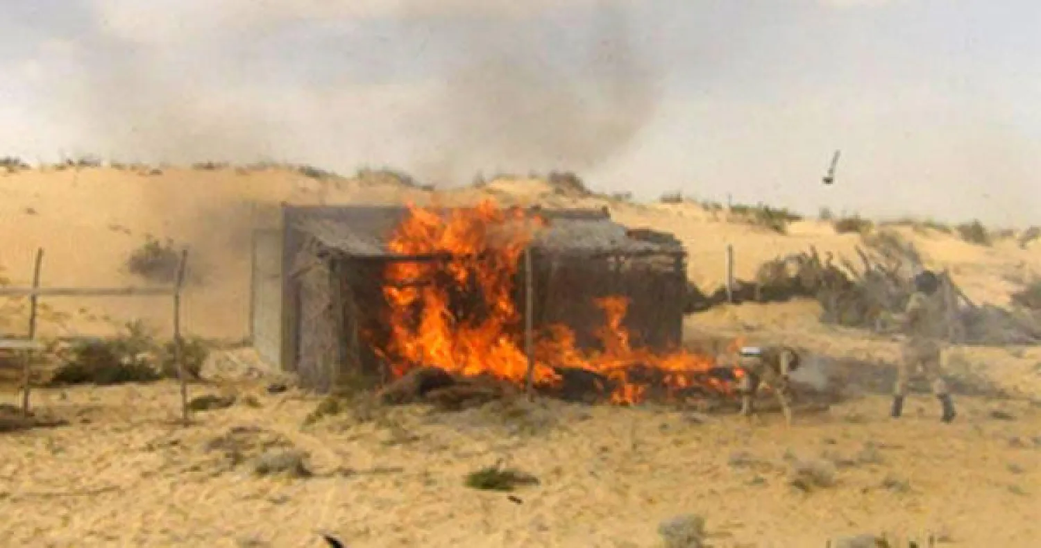 الجيش المصري يحرق اوكار لمسلحين في سيناء