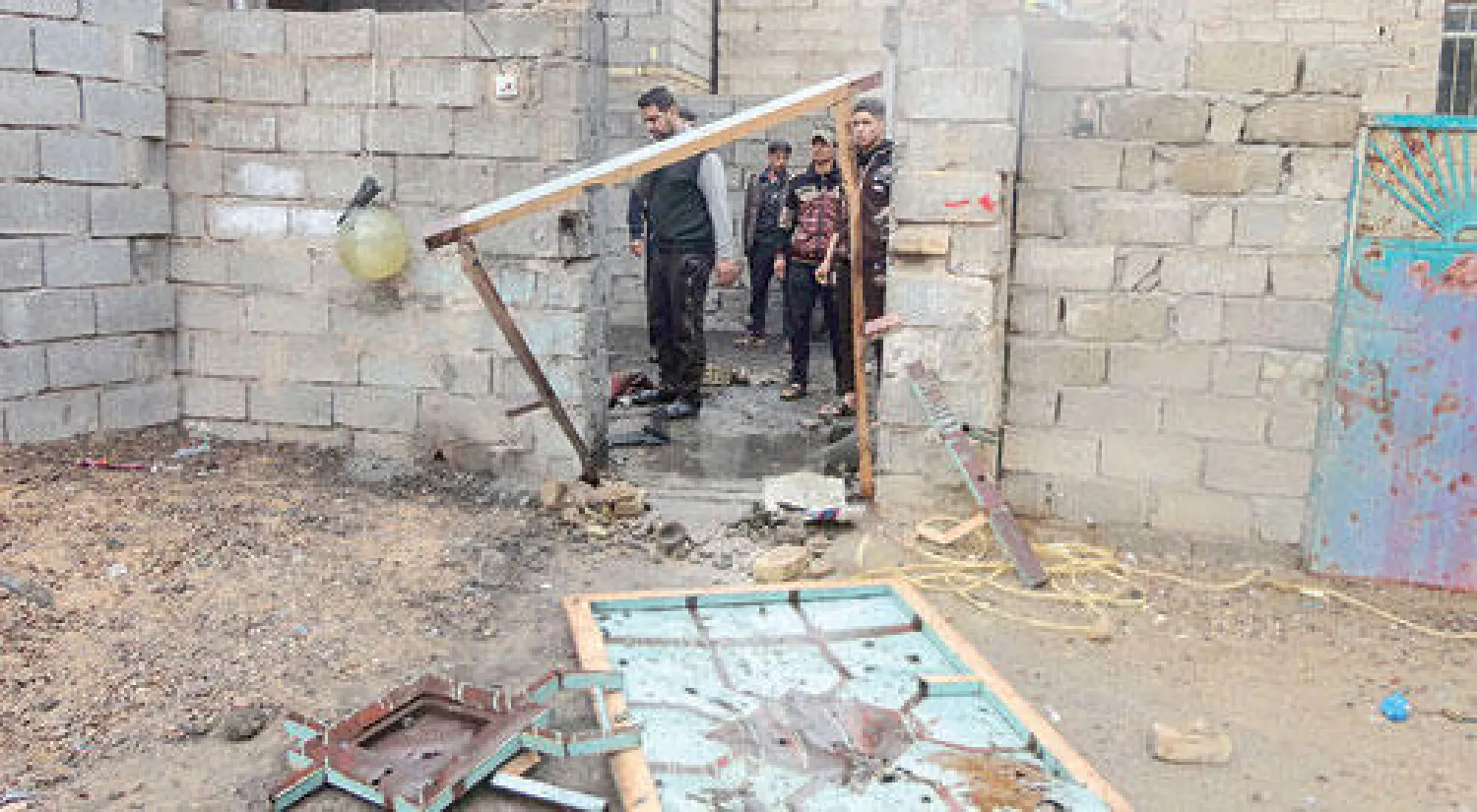 عائلة عراقية تتفحص بيتها الذي تعرض للقصف العشوائي بنيران الجيش العراقي في مدينة الفلوجة أمس (أ.ف.ب)