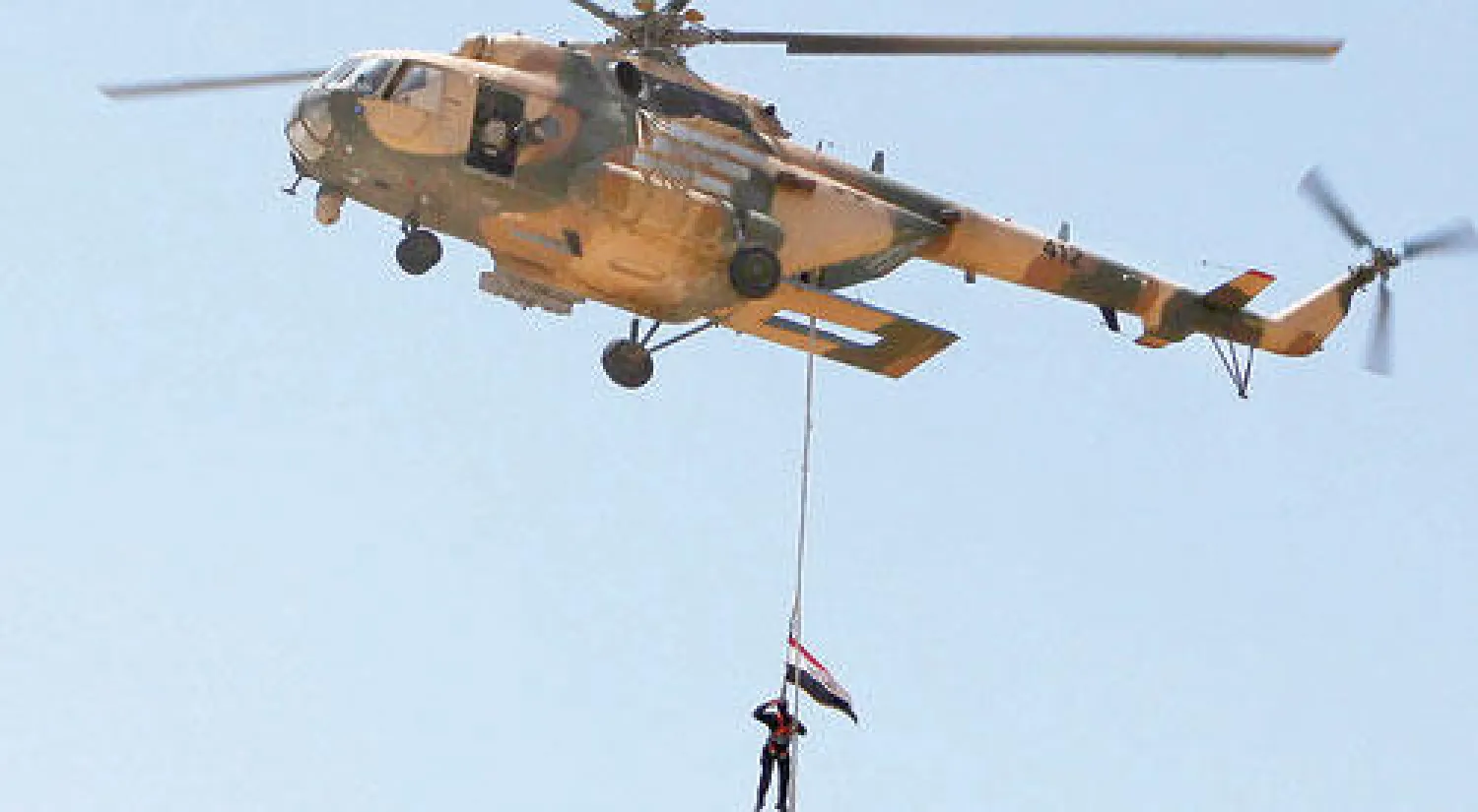 صورة أرشيفية للقوات الخاصة العراقية لمكافحة الإرهاب وهي تجري تمرينات الصيف الماضي في مطار بغداد الدولي (أ.ب)