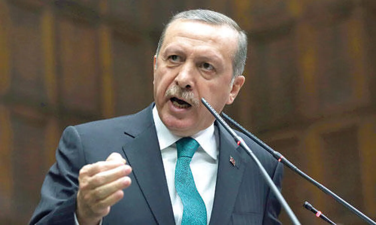 رئيس الوزراء التركي رجب طيب إردوغان يخاطب مؤيديه في البرلمان في أنقرة (أ. ب)